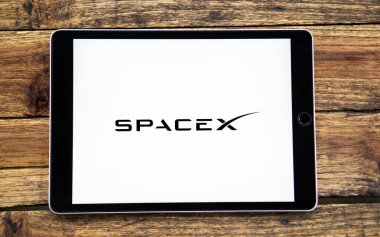 Akıllı telefon ekranında SpaceX logosu. SpaceX bir Amerikan uzay aracı üreticisi ve uzay taşımacılığı şirketidir. Uzay Keşif Teknolojileri Şirketi, Bangladeş 11 Kasım 2024.