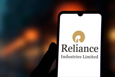 Reliance Endüstri Şirketi logosu cep telefonu ekranı Dhaka, Bangladeş 11 Kasım 2024 'te sergilendi..