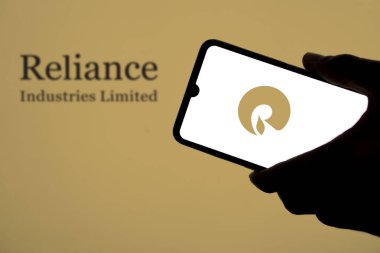 Reliance Endüstri Şirketi logosu cep telefonu ekranı Dhaka, Bangladeş 11 Kasım 2024 'te sergilendi..