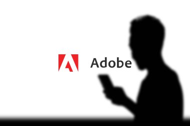 Dhaka, Bangladeş 11 Kasım 2024: Telefon ekranında Adobe logosu.