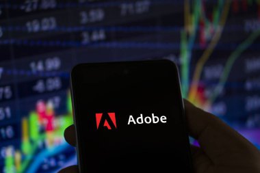 Dhaka, Bangladeş 11 Kasım 2024: Telefon ekranında Adobe logosu.