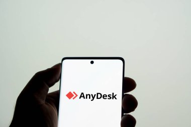 Dhaka, Bangladeş 11 Kasım 2024: Telefon ekranında herhangi bir uygulama logosu.