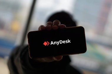 Dhaka, Bangladeş 11 Kasım 2024: Telefon ekranında herhangi bir uygulama logosu.