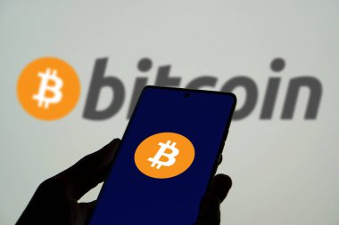 Dhaka, Bangladeş 11 Kasım 2024: Bitcoin dijital kripto para akıllı telefon ekranında.