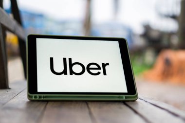 Dhaka, Bangladeş 11 Kasım 2024: Akıllı telefondaki Uber logosu, Uber, internet üzerinden ulaşım hizmeti sunan bir Amerikan şirketidir..