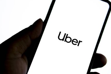 Dhaka, Bangladeş 11 Kasım 2024: Akıllı telefondaki Uber logosu, Uber, internet üzerinden ulaşım hizmeti sunan bir Amerikan şirketidir..