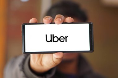 Dhaka, Bangladeş 11 Kasım 2024: Akıllı telefondaki Uber logosu, Uber, internet üzerinden ulaşım hizmeti sunan bir Amerikan şirketidir..