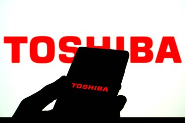 Dhaka, Bangladeş 11 Kasım 2024: Akıllı telefondan Toshiba Şirketi logosu.