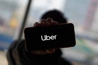 Dhaka, Bangladeş 11 Kasım 2024: Akıllı telefondaki Uber logosu, Uber, internet üzerinden ulaşım hizmeti sunan bir Amerikan şirketidir..