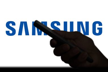 Dhaka, Bangladeş 11 Kasım 2024: Akıllı telefon ekranında Samsung logosu.