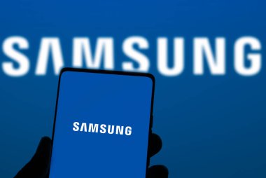 Dhaka, Bangladeş 11 Kasım 2024: Akıllı telefon ekranında Samsung logosu.