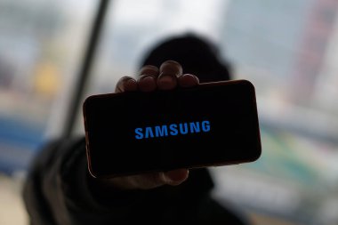 Dhaka, Bangladeş 11 Kasım 2024: Akıllı telefon ekranında Samsung logosu.