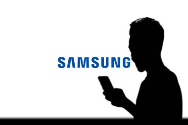 Dhaka, Bangladeş 11 Kasım 2024: Akıllı telefon ekranında Samsung logosu.