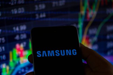 Dhaka, Bangladeş 11 Kasım 2024: Akıllı telefon ekranında Samsung logosu.