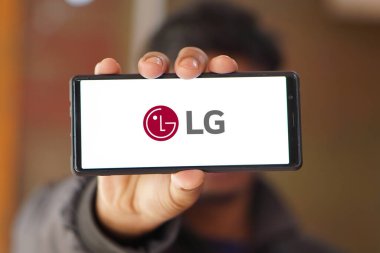 Dhaka, Bangladeş 11 Kasım 2024: LG logosu akıllı telefonda gösteriliyor.