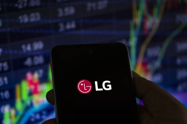 Dhaka, Bangladeş 11 Kasım 2024: LG logosu akıllı telefonda gösteriliyor.