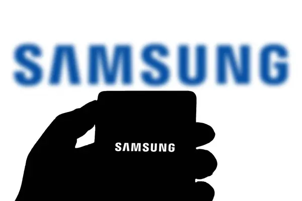 Dhaka, Bangladeş 11 Kasım 2024: Akıllı telefon ekranında Samsung logosu.