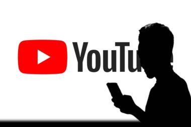 Dhaka, Bangladeş 13 Kasım 2024: YouTube video yüklemek için tasarlanmış bir sosyal ağdır..