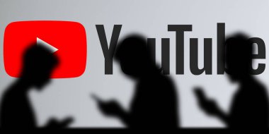 Dhaka, Bangladeş 13 Kasım 2024: YouTube video yüklemek için tasarlanmış bir sosyal ağdır..