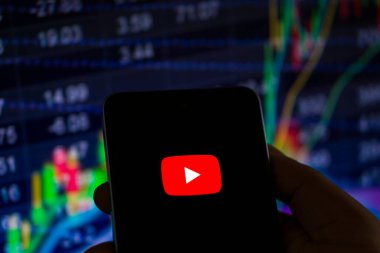 Dhaka, Bangladeş 13 Kasım 2024: YouTube video yüklemek için tasarlanmış bir sosyal ağdır..