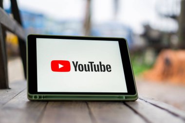 Dhaka, Bangladeş 13 Kasım 2024: YouTube video yüklemek için tasarlanmış bir sosyal ağdır..