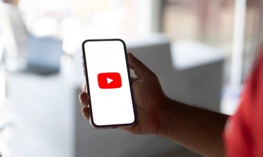 Dhaka, Bangladeş 13 Kasım 2024: YouTube video yüklemek için tasarlanmış bir sosyal ağdır..