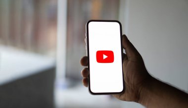 Dhaka, Bangladeş 13 Kasım 2024: YouTube video yüklemek için tasarlanmış bir sosyal ağdır..