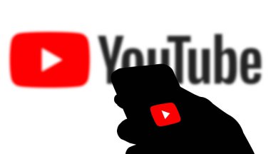 Dhaka, Bangladeş 13 Kasım 2024: YouTube video yüklemek için tasarlanmış bir sosyal ağdır..