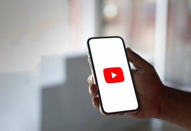 Dhaka, Bangladeş 13 Kasım 2024: YouTube video yüklemek için tasarlanmış bir sosyal ağdır..