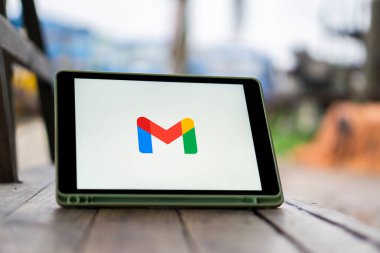 Dhaka, Bangladeş 13 Kasım 2024: Google ürün Gmail logosu akıllı telefonda gösteriliyor. Gmail, Google 'ın ücretsiz bir e- posta servisidir.