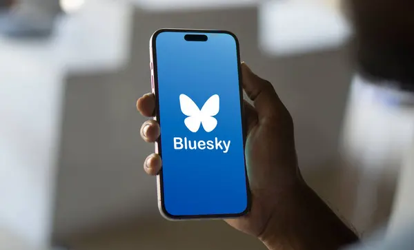 Dhaka, Bangladeş - 14 Kasım 2024: Bluesky logosu akıllı telefonda gösteriliyor.