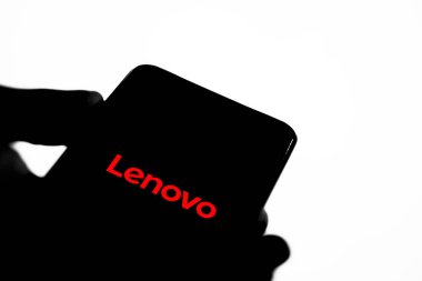 Dhaka, Bangladeş - 17 Kasım 2024: Lenovo logosu akıllı telefonda sergileniyor.