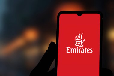Emirates Havayolları logosu stok görüntüsü. Havayolu şirketi 1985 yılında Dubai 'nin kraliyet ailesi tarafından kurulmuş ve Dhaka, Bangladeş - 17 Kasım 2024