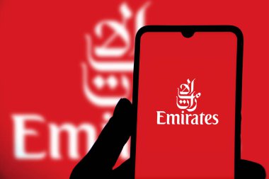 Emirates Havayolları logosu stok görüntüsü. Havayolu şirketi 1985 yılında Dubai 'nin kraliyet ailesi tarafından kurulmuş ve Dhaka, Bangladeş - 17 Kasım 2024