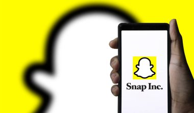 Akıllı telefon ekranında sosyal medya uygulamalarının Snapchat logosu. 24 Kasım 2024, Dhaka, Bangladeş.