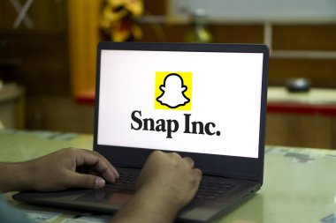 Akıllı telefon ekranında sosyal medya uygulamalarının Snapchat logosu. 24 Kasım 2024, Dhaka, Bangladeş.