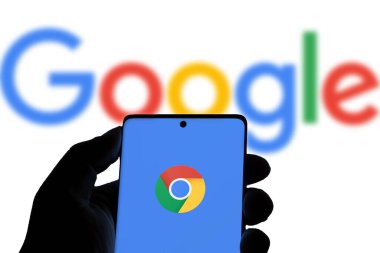 Bu resimde Google Chrome web tarayıcı logosu Bangladeş 'in 26 Kasım 2024 tarihli el Dhaka' sında bir cep telefonunda görülüyor..