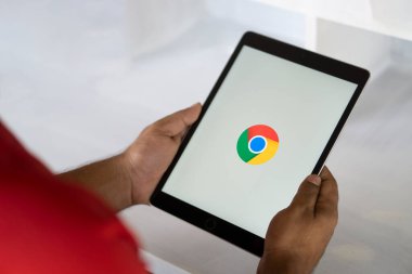 Bu resimde Google Chrome web tarayıcı logosu Bangladeş 'in 26 Kasım 2024 tarihli el Dhaka' sında bir cep telefonunda görülüyor..