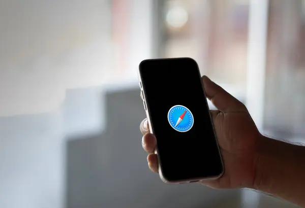 Dhaka, Bangladeş 26 Kasım 2024: Akıllı telefonda Safari Tarayıcı logosu.