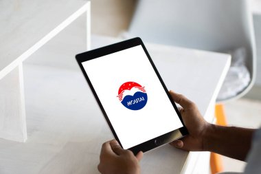 Dhaka, Banglasesh 03 Aralık 2024: Kweichow Moutai şirket logosu cep telefonu ekranında sergilendi.