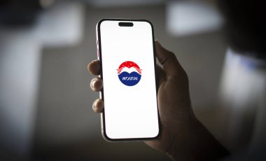 Dhaka, Banglasesh 03 Aralık 2024: Kweichow Moutai şirket logosu cep telefonu ekranında sergilendi.