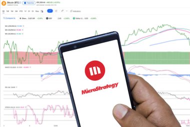 Dhaka, Bangladeş 04 Aralık 2024: MikroStrateji logosu akıllı telefonda sergileniyor.