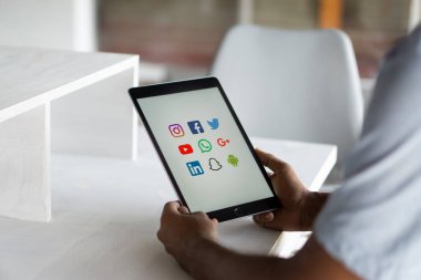 Dhaka, Bangladeş 04 Aralık 2024: Avustralya sosyal medya kullanımını yasakladı.