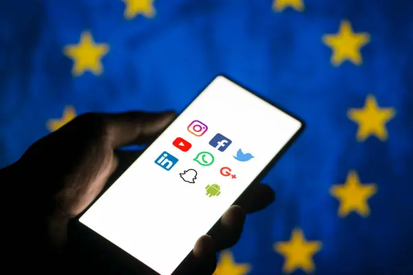 Dhaka, Bangladeş 04 Aralık 2024: Avustralya sosyal medya kullanımını yasakladı.