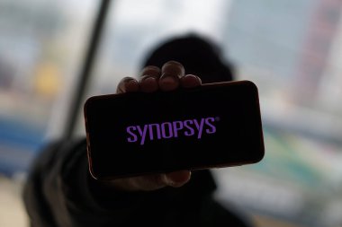 Dhaka, Bangladeş 05 Aralık 2024: Sinopsikoloji logosu akıllı telefonda gösteriliyor. Synopsys, Inc. bir Amerikan elektronik tasarım otomasyonu şirketidir..