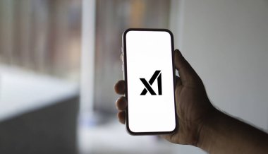 Dhaka, Bangladeş 05 Aralık 2024: Telefon ekranında X ai logosu.