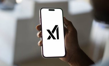 Dhaka, Bangladeş 05 Aralık 2024: Telefon ekranında X ai logosu.