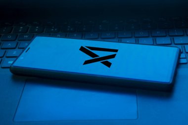 Dhaka, Bangladeş 05 Aralık 2024: Telefon ekranında X ai logosu.