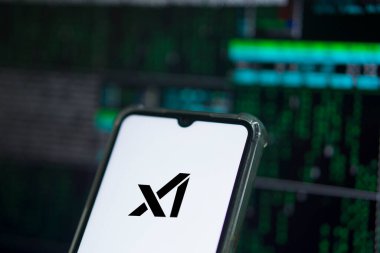 Dhaka, Bangladeş 05 Aralık 2024: Telefon ekranında X ai logosu.