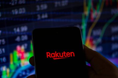 Dhaka, Bangladeş 08 Aralık 2024: Rakuten Uygulama Logosu Akıllı Telefon Ekranı. Rakuten Japonya 'daki en büyük e-ticaret sitesi ve hizmetler şirketidir..